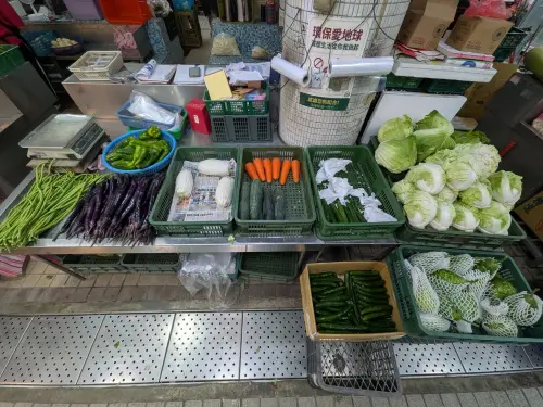 ▲傳統市場高山高麗菜與葉菜類因產地泡水導致供貨緊縮，價格全面喊漲。（圖／廖炯程臉書）