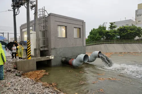 ▲為改善地方水患，中央與地方合作完成蘆竹溝抽水站建設，今年3月正式啟用，目前設置一部抽水機組。（圖／台南市府提供）