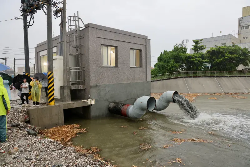 ▲為改善地方水患,中央與地方合作完成蘆竹溝抽水站建設,今年3月正式啟用,目前設置一部抽水機組。(圖/台南市府提供)
