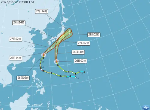 ▲東方海面的兩個颱風雖然持續北上、逐漸減弱，雙颱串連形成大範圍低壓帶。（圖／取自中央氣象署）