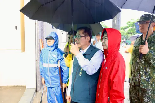 ▲市長黃偉哲一早即前往北門區蘆竹溝抽水站勘查抽水站運作情形及周邊積淹水狀況。(圖／南市府提供)