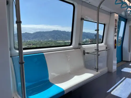 ▲捷運三鶯線車廂內部視野開闊、明亮舒適，內部更有多項人性化與安全防護的優化設計。（圖／新北捷運局提供）