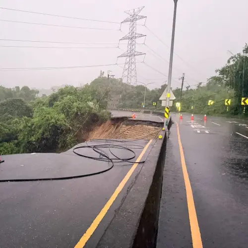 比莫拉克時還嚴峻！王定宇揭台南現況：道路崩毀、多處淹水