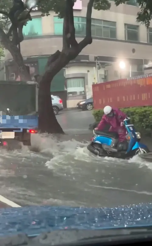 ▲▼新竹市民回報淹水情形，只見路邊機車騎士都險些被水流沖倒，不禁直呼：「沒想到去上個班還要先溯溪。」（圖／Threads授權@johnny_johnnyboy）