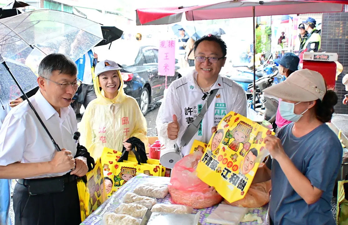 ▲柯文哲前往台中市太平區為市議員參選人許書豪助選，邱于珊也趕赴現場陪同。（圖／記者顏幸如攝，2026.06.26）