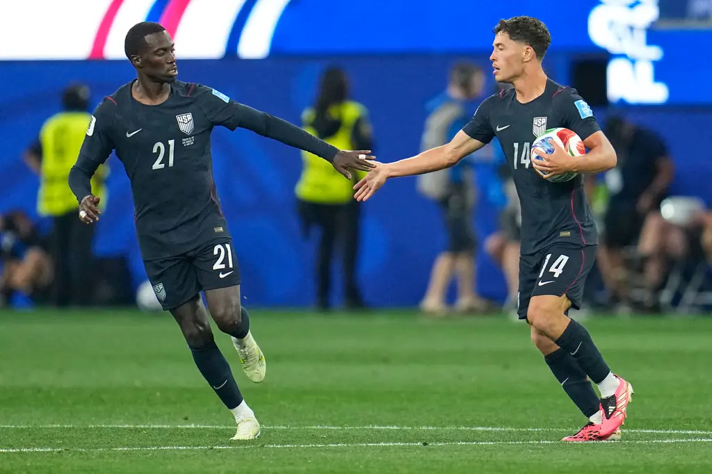 ▲2026年世界盃D組龍頭美國隊雖然遭土耳其3：2絕殺，仍以2勝1敗、積分6分穩居小組第一。（圖／美聯社／達志影像）
