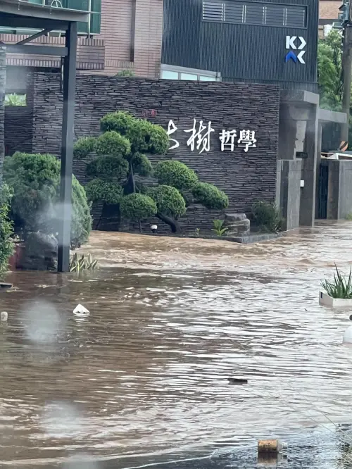 ▲新竹竹北時雨量驚人，各地傳出淹水災情。（圖／民眾提供）