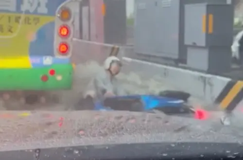 新竹暴雨「學生上課變溯溪」！馬路淹成滑水道　騎士連人帶車沖走