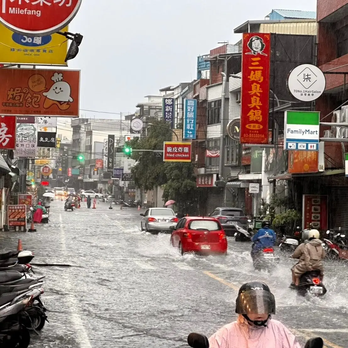 ▲新竹縣市中午獨亮一級淹水警戒，其中竹北市區多處道路因極端暴雨狂炸出現严重積水。示意圖。（圖／翻攝自林啟賢-竹北市民代表會主席臉書）