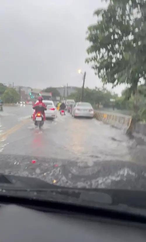 ▲▼桃園、中壢地區淹水宛如漂漂河，車輛通行都激起陣陣漣漪以及大量水花。（圖／Threads@nina.blog.tw、@qiisvmd授權）