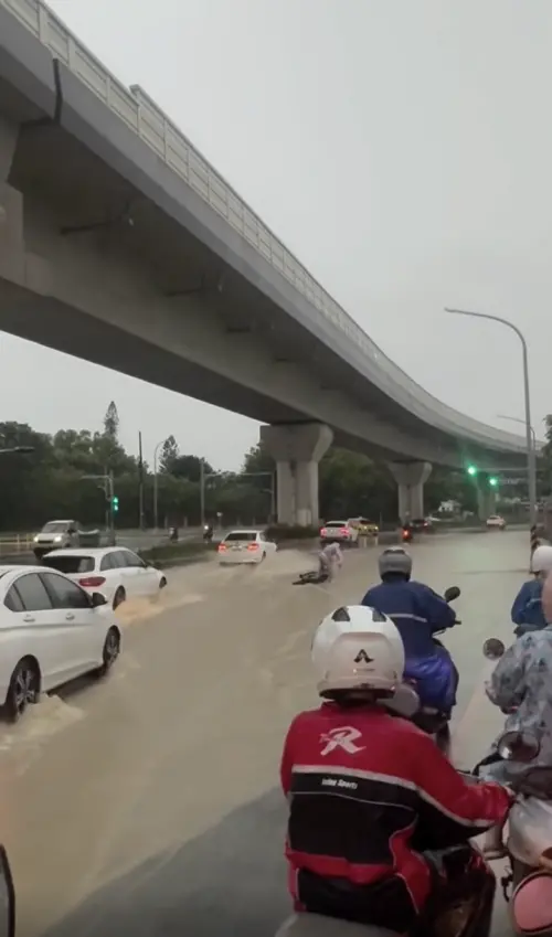 ▲高雄翠華路有民眾騎自行車通過倒地，嚇得許多機車騎士停路邊等待水位退去。（圖／Threads授權@shi14817）