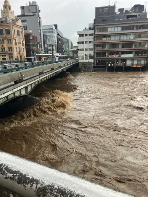 台灣日本一起淹大水！京都鴨川罕見暴漲　關西交通大打結