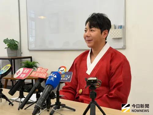 ▲尹大滿來台跟台灣經紀公司簽名，直言台灣氣場很不錯。（圖／記者陳雅蘭攝）