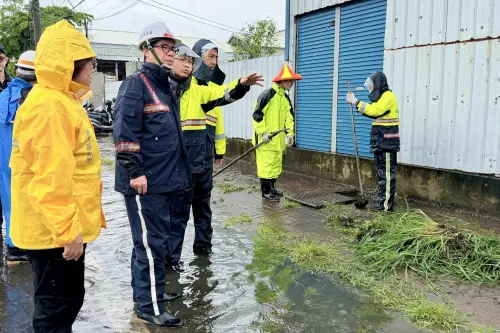 高雄大雨凌晨宣布停班課　陳其邁揭2考量