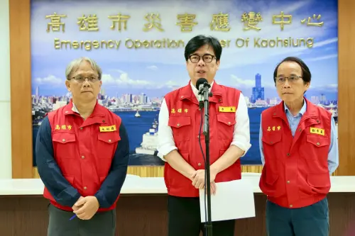 ▲高雄市長陳其邁今天表示，基於保護市民安全，維護通勤相關的、必要的安全及考量瞬間暴雨的致災風險，所以午夜零時緊急宣布停班課。（圖／高市府提供）