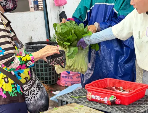 ▲菜攤收攤前拋售油菜，一大包只要50元，民眾冒雨排隊採買，菜販直言「有菜就快買」。（圖／記者周淑萍攝）