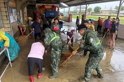 ▲第四作戰區預置兵力前往高屏災區，協助地方政府執行道路搶通及災後復原作業。（圖／記者莊全成翻攝）
