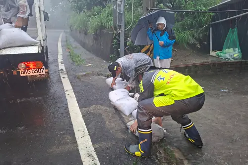 ▲屏東縣春日鄉後備軍人輔導中心幹部協助鄉公所沙包堆置，維護居民生命財產安全。（圖／記者莊全成翻攝）