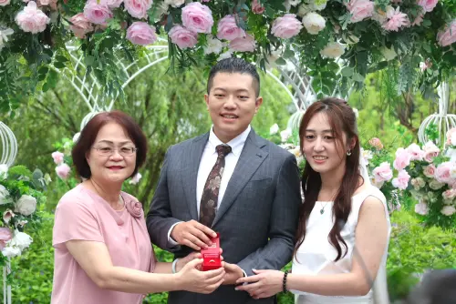 ▲南投縣政府與紫南宮加碼祝福新人，每對新人皆獲贈價值約兩萬元的金戒指與玉佩，象徵情比金堅、幸福長久，（圖／縣府提供）
