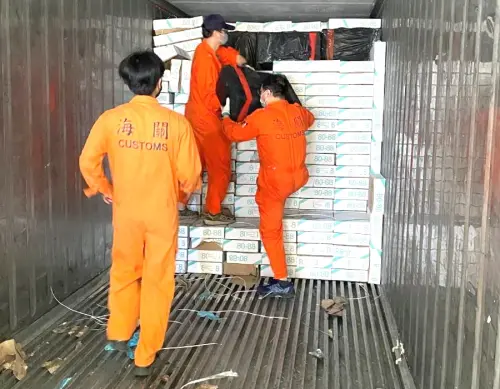 ▲關務署高雄關在高雄港42號碼頭貨櫃集散場，查獲5只轉口貨櫃夾藏未申報之香菸。(圖／關務署高雄關提供)
