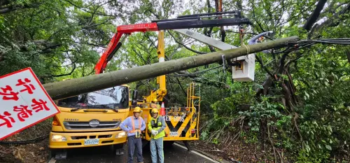 6.5萬戶停電！雷擊斷高壓線、地下配電室進水　台電近4千人搶修