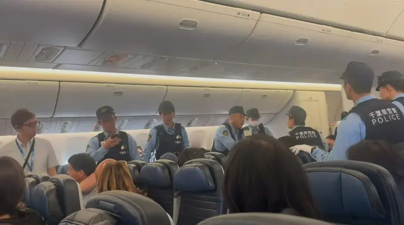    ▲美國聯合航空（United Airlines）一架由上海飛往舊金山的定期航班，24日在起飛後不久因中國大媽乘客情緒失控，朝空服員砸餐具、吐口水，引發激烈衝突。（圖／翻攝自微博）  