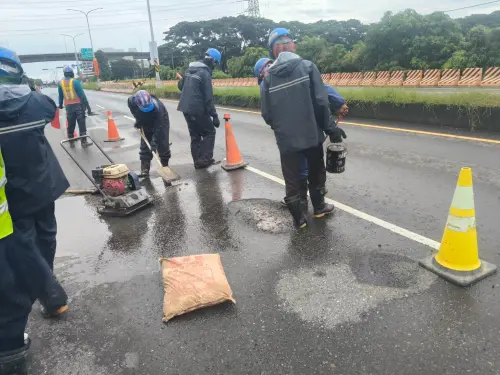 ▲吳嘉昌指示針對工區周邊路面若發現坑洞或破損，各標案必須啟動立即修補機制。（圖／高市府捷運局提供）