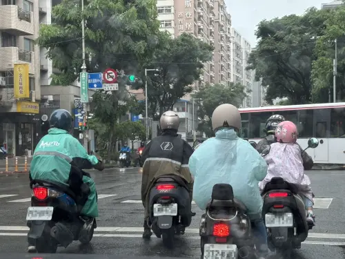▲近日全台灣各種暴雨，機車族騎車心裡好苦，尤其又買不到真正防雨的雨衣更厭煩，引起雨衣品牌爭霸戰的話題。（圖/記者徐銘穗攝）