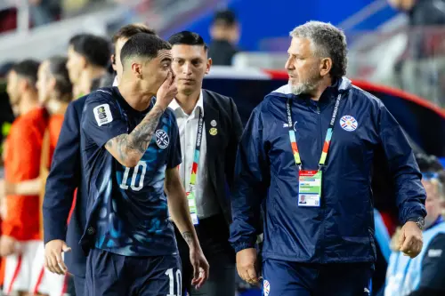 不滿裁判給「摀嘴紅牌」！巴拉圭主播痛罵FIFA主席　結果慘遭撤照