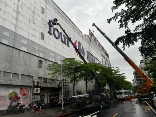 家樂福改名最後倒數！內湖店招牌雨中退場　「新名稱」候補有它們