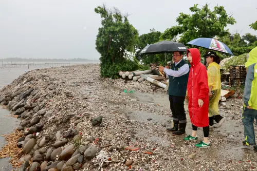 ▲ 黃偉哲視察各地災情及排水狀況，並指示水利局積極爭取治水經費，提升防洪能力及韌性。（圖／南市府提供）