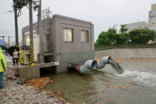 ▲ 各地區抽水站自今日12時，共有文賢抽水站、本淵寮B抽水站、安中抽水站等58站投入抽水，總抽水量達1,560萬噸，約6,240國際標準游泳池，相當於1座白河水庫容量。（圖／南市府提供）