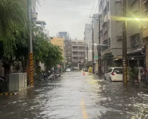 彰化員林淹水畫面！馬路變成河、水溝分不清　在地急：別開車進來