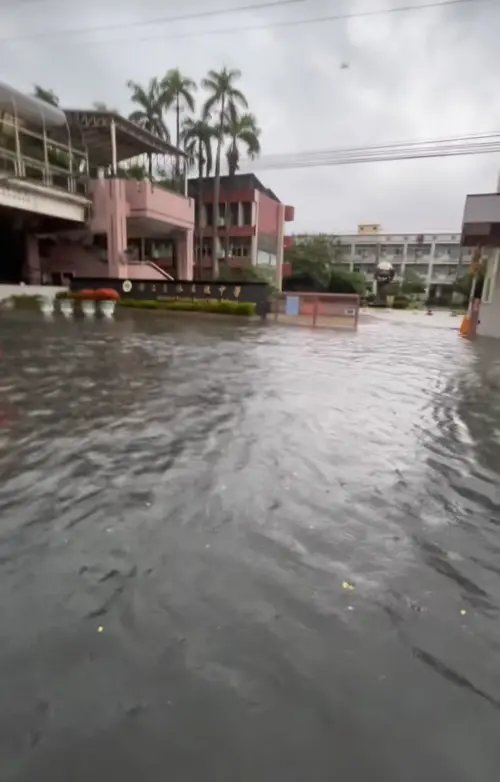 ▲彰化員林高中附近道路積淹水，網友提醒用路人注意安全。（圖／Threads@ghost.0627）
