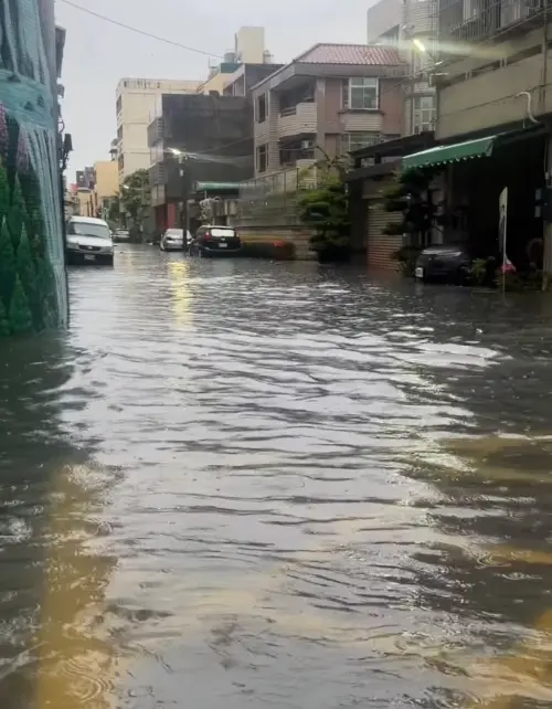 ▲員林市區因連夜豪雨出現積淹水情形。（圖／Threads@sally4200818）