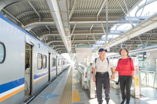▲六都敬老卡助攻長輩大眾運輸自由！不只台中捷運靠卡現折，台北也擴大放寬看病、泡湯皆可全額折抵。（圖／台中市府提供）