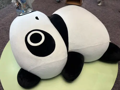 ▲超人氣趴趴熊大型裝置吸引不少粉絲駐足拍照，是展場必拍亮點之一。（圖／記者林若瑋攝）