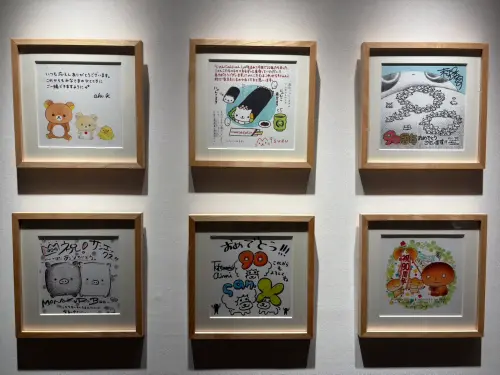 ▲展場集結 San-X 創作者的親筆祝福簽名與紀念畫作，慶祝品牌 90 週年。（圖／記者林若瑋攝）