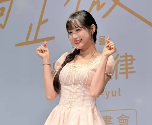 ▲邊荷律對著台下粉絲比愛心，現場湧進數百人。（圖／記者嚴俊強攝）