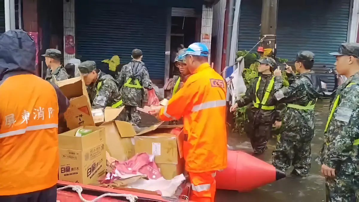 ▲官兵涉水徒步將飲用水、乾糧及生活必需品送至屏東淹水受困民眾家中。（圖／記者莊全成翻攝）