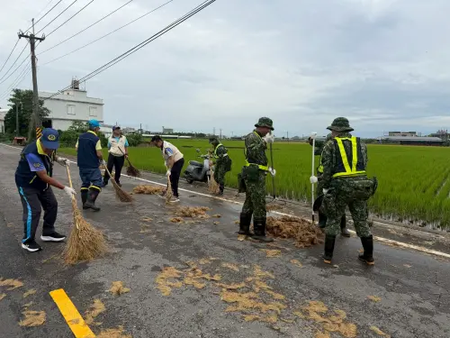 ▲新園鄉後備輔導中心幹部協同特戰空降中心救災官兵前往新園鄉港西村實施道路清掃作業。（圖／記者莊全成翻攝）