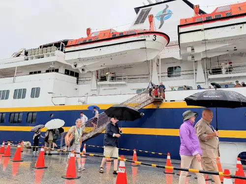 ▲荷蘭籍遺跡探險家號(HERITAGE ADVENTURER)郵輪載著148位歐美籍遊客，駛抵花蓮港，靠泊花蓮港第23號碼頭，並到花蓮各景點，深度體驗在地山海之美的風情。(圖／台灣港務公司提供)