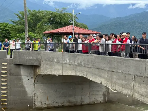 ▲卓榮泰前往屏東視察治水工程，了解地方排水改善進度及淹水情形，強調中央將持續投入資源強化防洪韌性。（圖／屏東縣府提供）