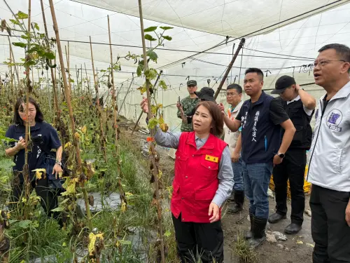 ▲周春米前往屏北地區九如、里港及鹽埔鄉勘災，實地走入魚塭、果園及農田了解災損狀況。（圖／屏東縣府提供）