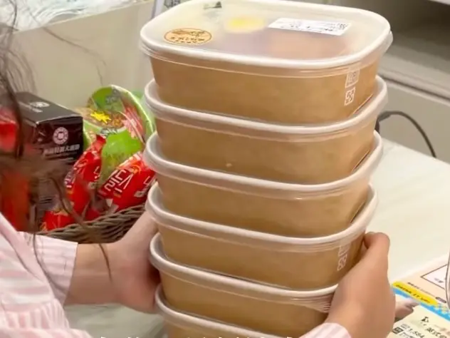 ▲7-11開心食堂現做便當89元到130元，最低百元有找，每日固定兩個時段「新鮮供應」，配菜還會每週做更換，搶攻上班族與外食族商機。（圖／翻攝自IG@1000cc_ig）