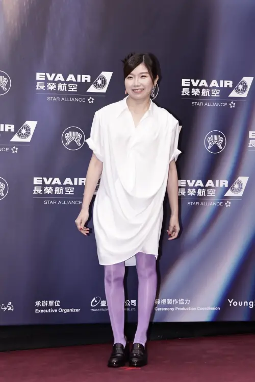 ▲蘇郁涵白色長裙搭配紫色襪子，被說看起來很突兀。（圖／NOWNEWS攝影中心）