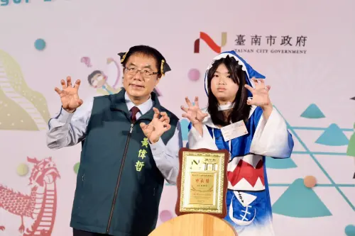 ▲今天的「市長陪你拍」活動同樣創意十足，不少學生特地帶著自己擅長的才藝道具或是擺出各種創意姿勢與市長合影。黃偉哲一一配合學生創意。（圖／南市府提供）