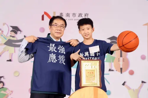 ▲學生們穿著自己喜愛的服裝、攜帶具有紀念意義的物品，或是擺出各種創意姿勢與市長黃偉哲合影。（圖／南市府提供）