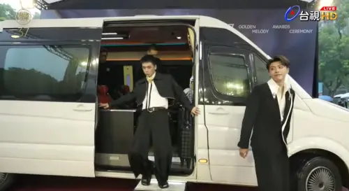 ▲Ozone隊長祖安下禮車時險些滑倒。（圖／翻攝自台視）