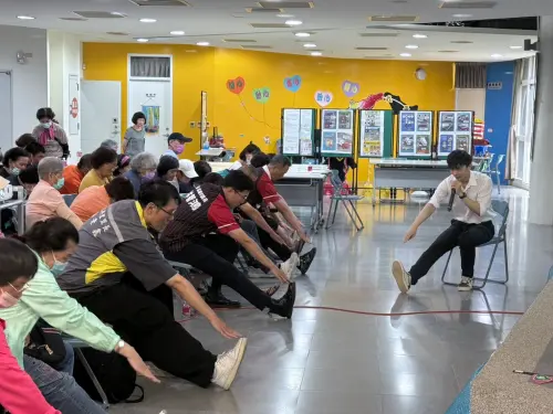▲今天的「顧健康、防詐騙講座」，宣導健康與自保觀念，活動以寓教於樂的互動方式讓大家練習「防跌、防騙」，盼帶動長輩「作伙顧身體也顧荷包」。（圖／市議員林智鴻辦公室提供）